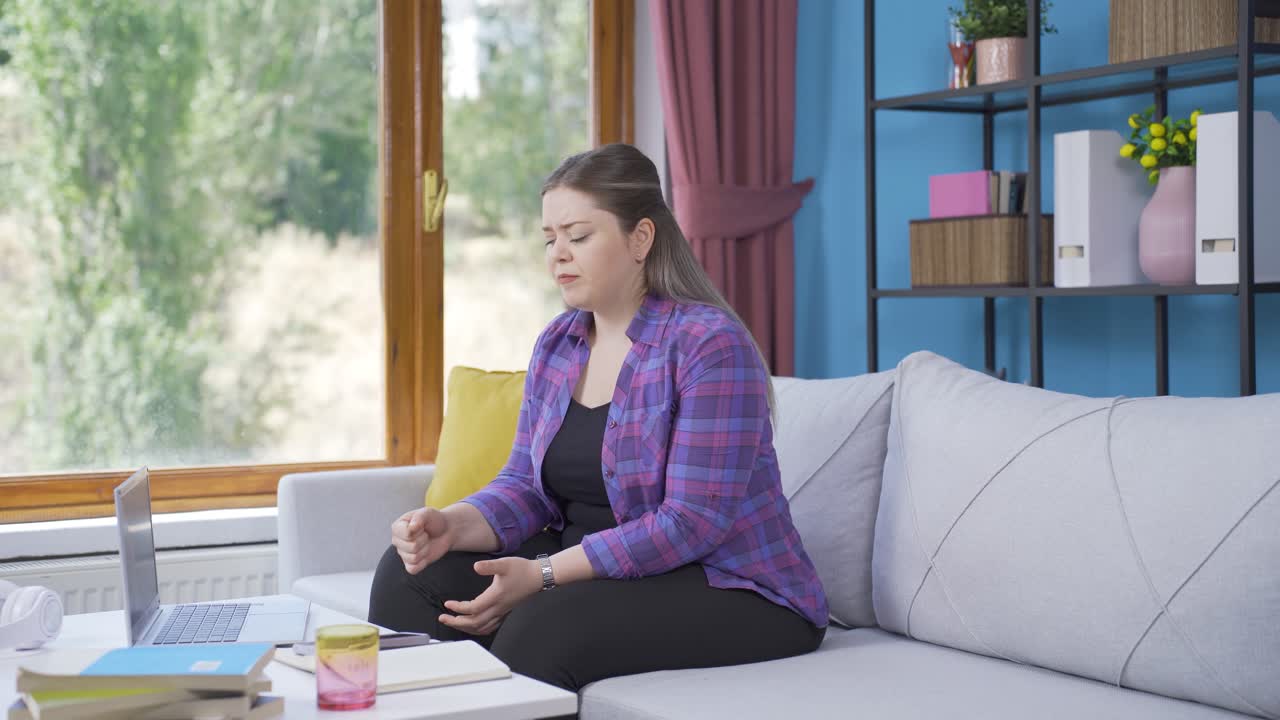 공격적인 젊은 여성.