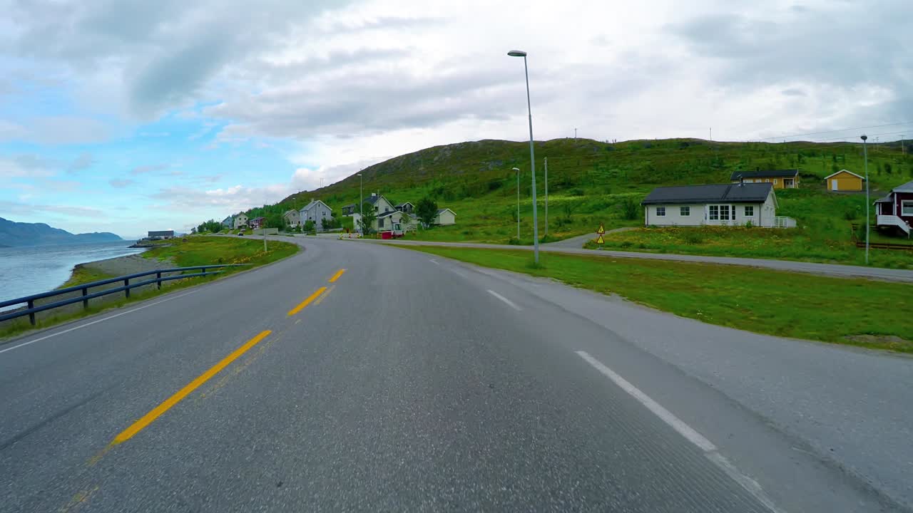 노르웨이 도로에서 차를 운전하다