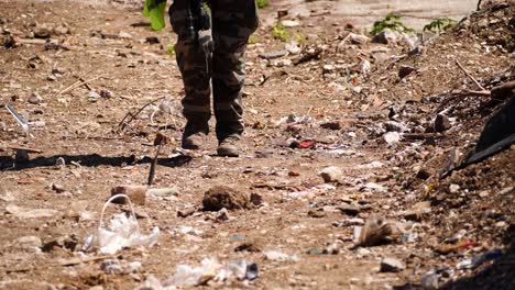 piernas de soldado masculino caminando al aire libre
