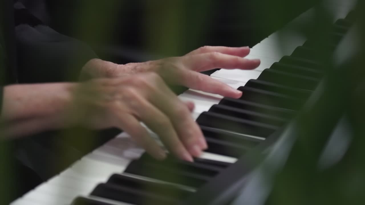 крупный план рук среднего возраста, играющих на фортепиано в замедленном режиме