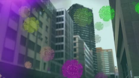 Animation-Von-Makro-Covid-19-Zellen,-Die-über-Einem-Stadtbild-Schweben