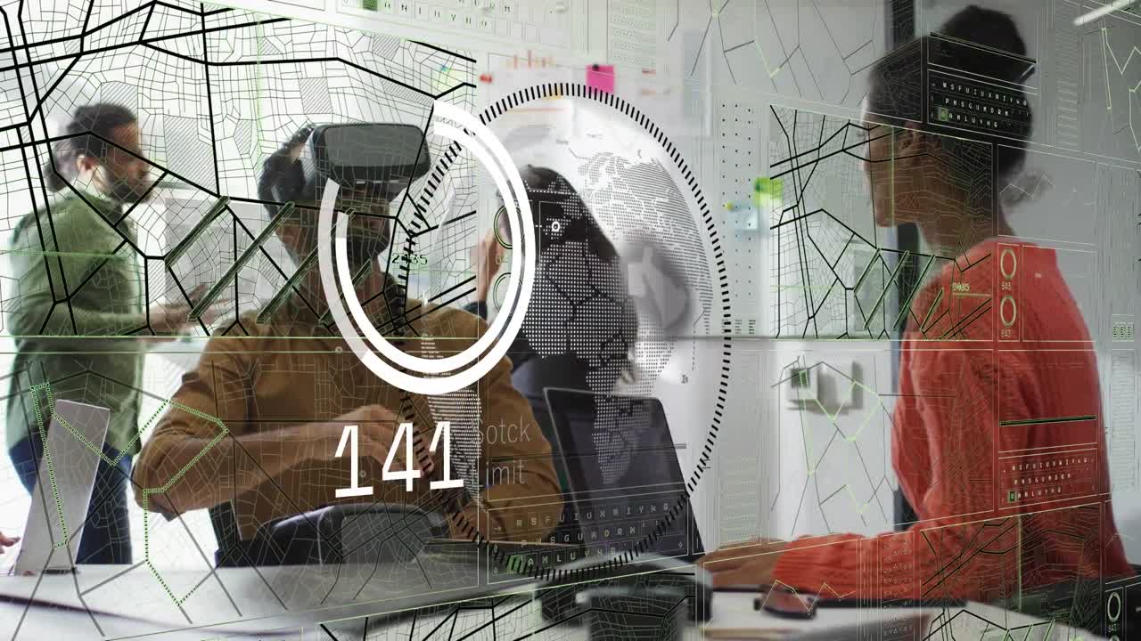 animación de la interfaz con procesamiento de datos sobre hombre biracial usando auriculares vr en la oficina.