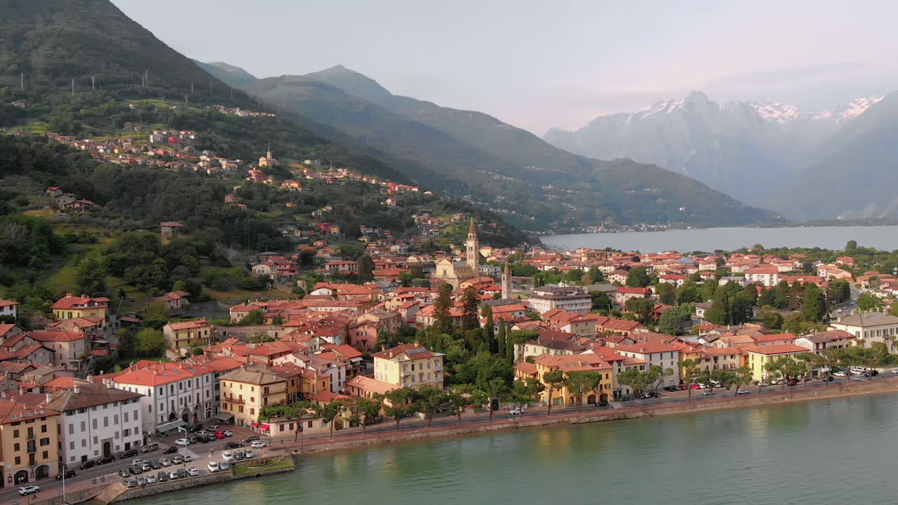 toma aérea del pueblo italiano en el lago de como en italia, 4k
