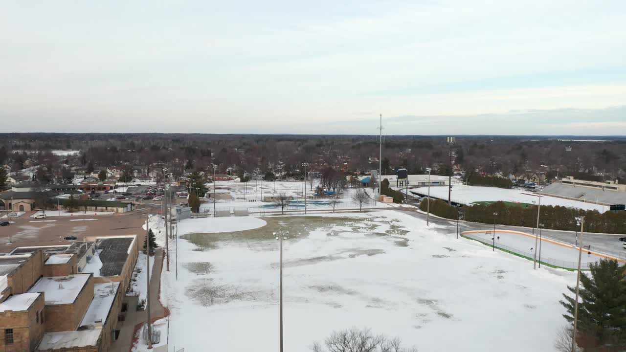 campo deportivo vacío en los estados unidos, stevens point wisconsin durante la temporada de invierno