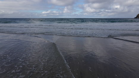 Vom-Strand-Bis-Zum-Meer,-Mit-Einer-Drohne-Dicht-über-Dem-Boden-Fliegen