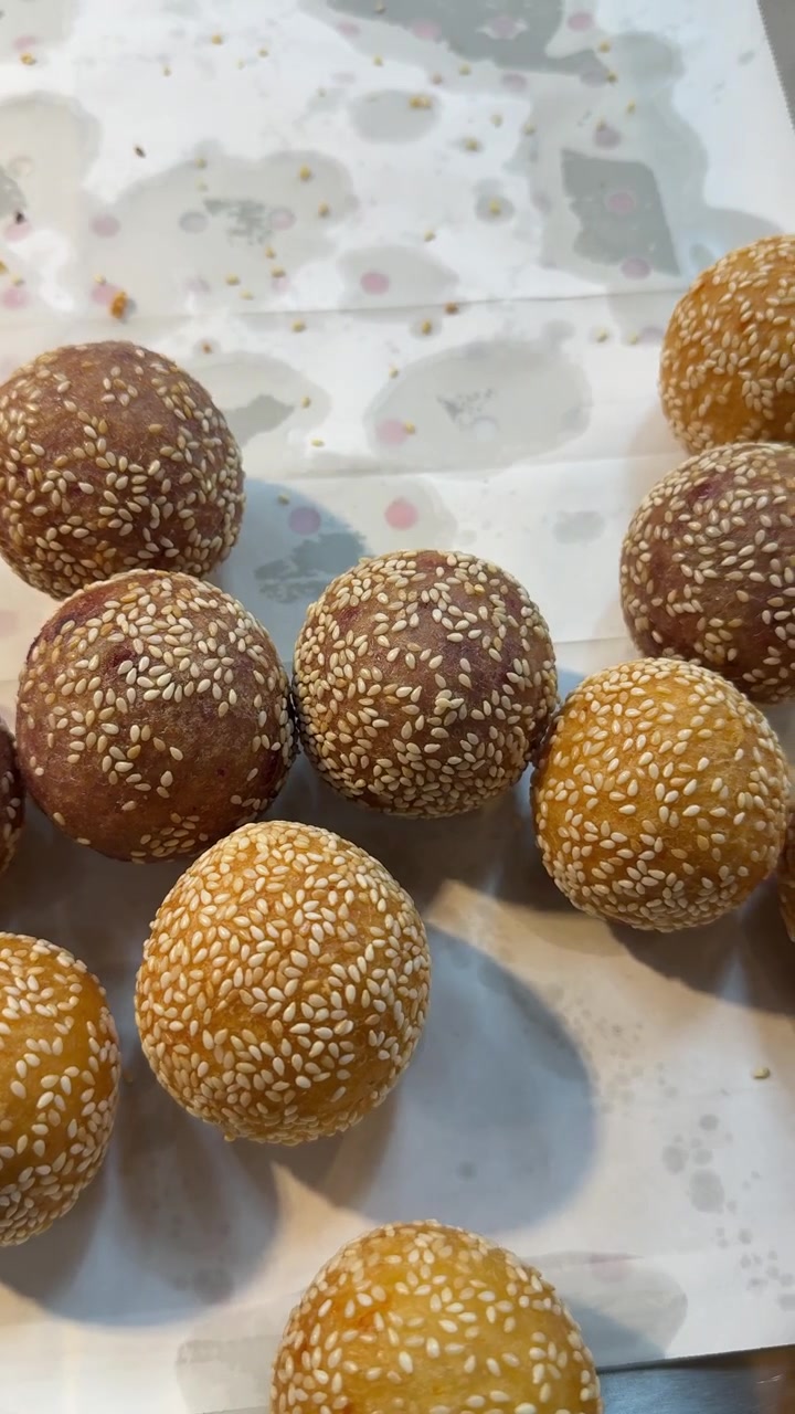 Nyfriterede sesamboller på en bageplade