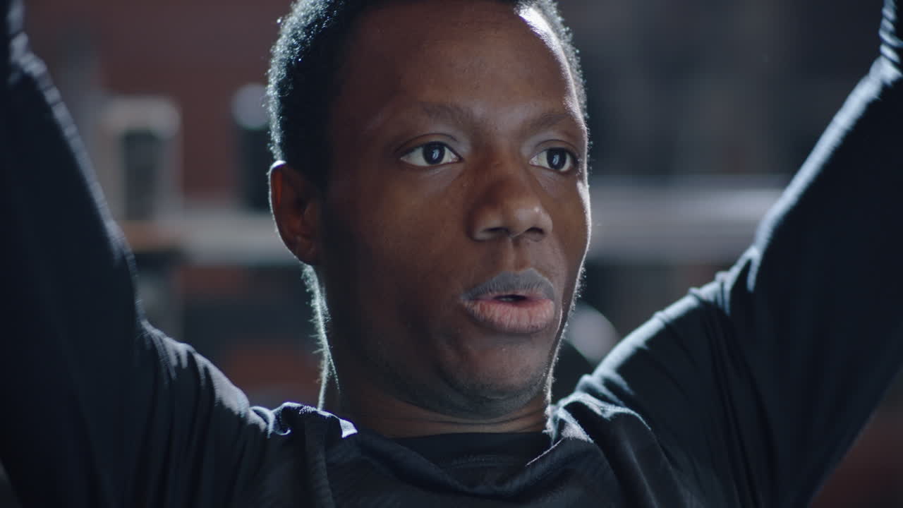 Мужчина занимается в тренажерном зале