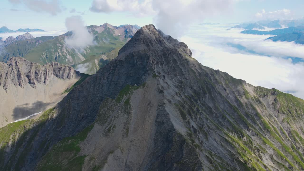 vuelo cinemático entre nubes y montañas