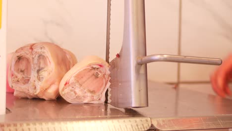 se está cortando y pesando el nudillo de cerdo