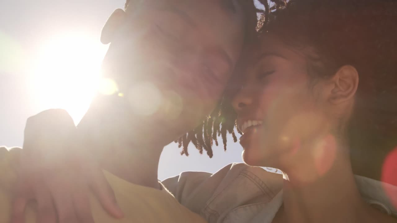 pareja abrazándose en la playa 4k