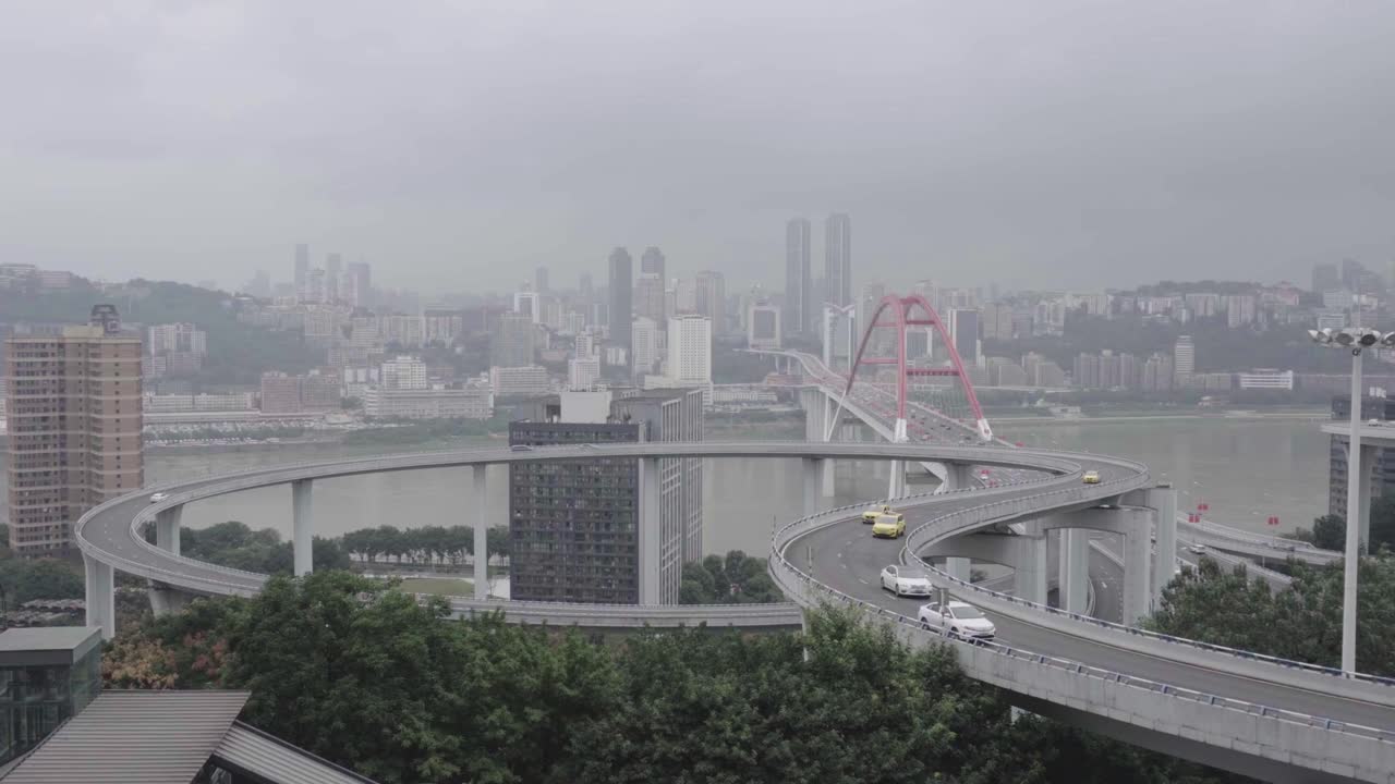 chongqing, una ciudad montañosa en china, cruza el puente del río yangtze