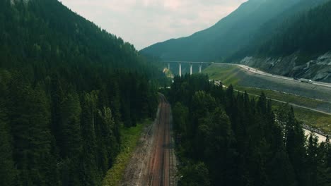 Vista-Aérea-En-Ascenso-Del-Ferrocarril-Del-Pacífico-Canadiense,-Espectacular-Naturaleza-Salvaje