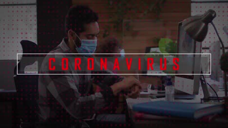 Coronavirus-Text-Gegen-Mann-Mit-Gesichtsmaske,-Der-Seine-Hände-Im-Büro-Desinfiziert