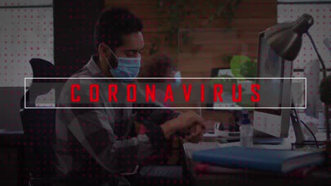 texto de coronavirus contra el hombre que usa máscara facial desinfectando sus manos en la oficina