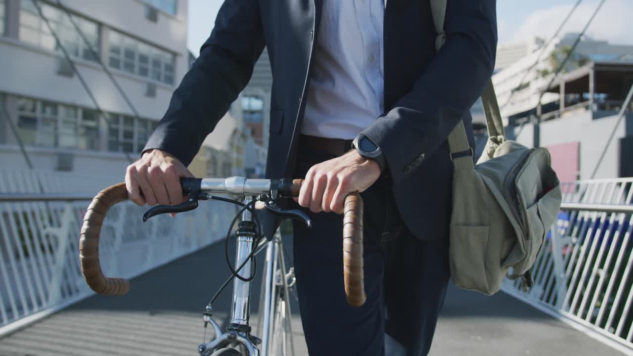 이동 중인 전문적인 젊은이