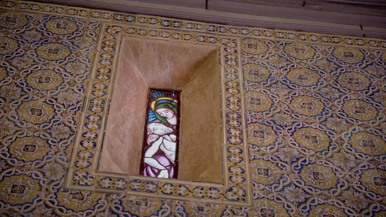 viejo vitral con nuestra señora de los dolores sosteniendo a jesucristo de un antiguo santuario