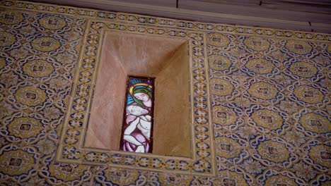 viejo vitral con nuestra señora de los dolores sosteniendo a jesucristo de un antiguo santuario