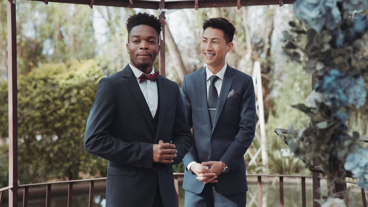 novio, esperando y hombre negro en la boda por amor