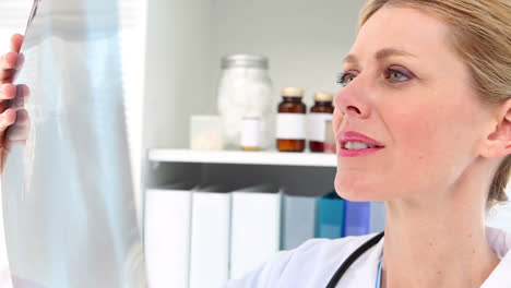 el médico mirando las radiografías