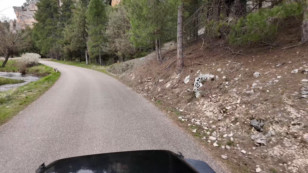 conductor inmersivo pov conduciendo a lo largo de una estrecha carretera de montaña en soria, españa, con la parte delantera del coche a la vista
