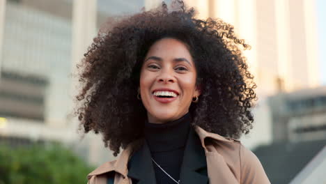 Business-woman,-face-and-smile-in-the-city