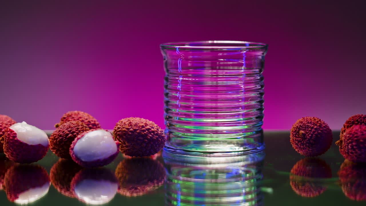 jugo de lichi a la luz del neón