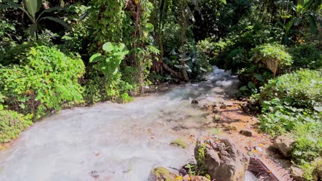 aguas del río san rafael en la provincia de barahona, república dominicana