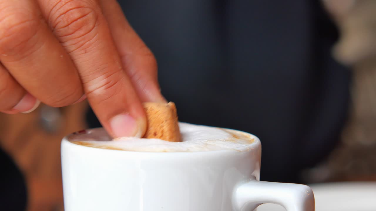 커피에 설탕을 첨가하는 것