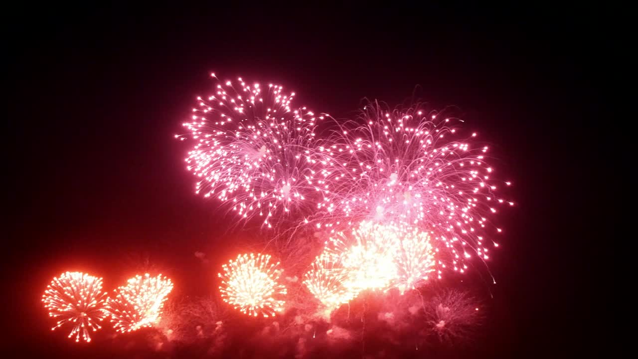 새해, 크리스마스 및 다른 휴일에 대한 밤의 불꽃놀이 전시.