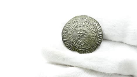 Numismático-Con-Guantes-Blancos-Mirando-Moneda-Antigua-14