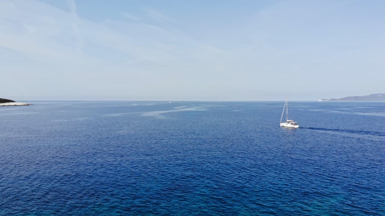 vista aérea del barco navegando en el mar azul hacia la playa emplisi en grecia