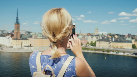 Eine-Frau-Fotografiert-Einen-Schönen-Blick-Auf-Die-Stadt-Stockholm-In-Schweden-Rückansicht-Tourismus-In-Sc