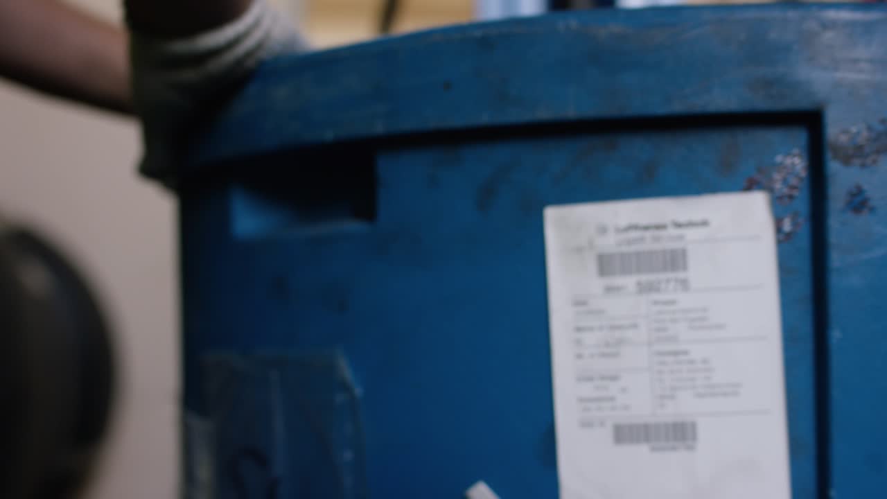 trabajador de almacén que opera una carretilla elevadora