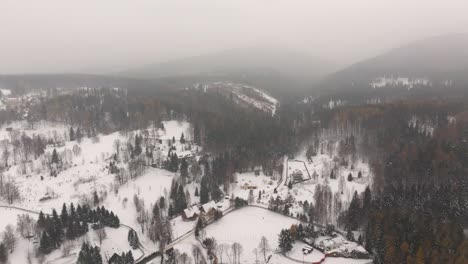 Viaje-Invernal-A-Través-De-Los-Encantadores-Paisajes-De-Polonia-Vistos-Desde-La-Perspectiva-De-Un-Dron