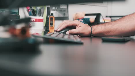 enfocado y decidido, el profesional corporativo revisa documentos importantes en su escritorio de oficina, listo para abordar las tareas del día con precisión y eficiencia