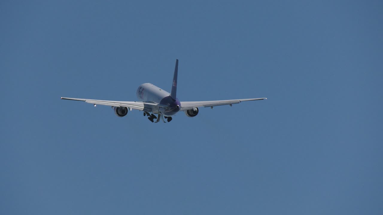 jumbo jet realiza sobrevuelo bajo