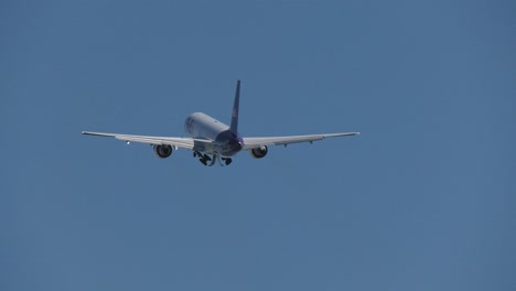 Jumbo-Jet-Führt-Niedrigen-Überflug-Durch