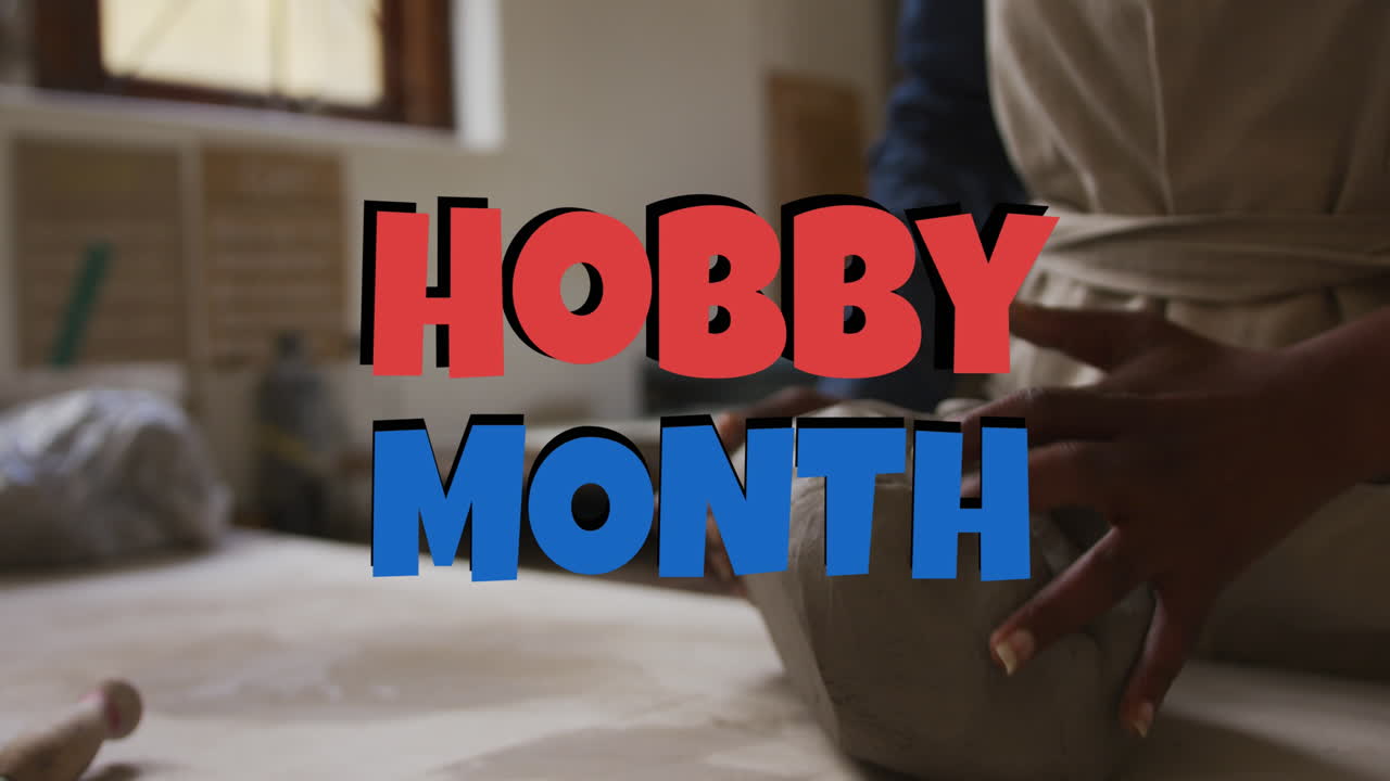 animación de hobby monyh texto sobre las manos de una mujer afroamericana formando arcilla