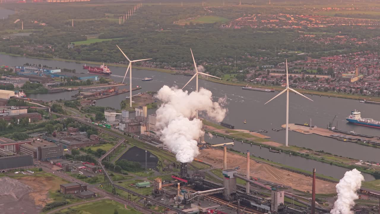 Veduta aerea di Tata Steel Paesi Bassi, altoforni e impianto di produzione.