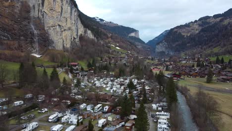 Suiza-Lauterbrunnen-Staubbach-Otoño-Imágenes-De-Drones-4k