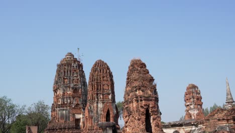 tilt shot buddhist stupas at wat maha that ว ดมหาธาต