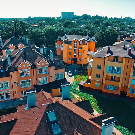 moderne stadshuizen op een stedelijke straat
