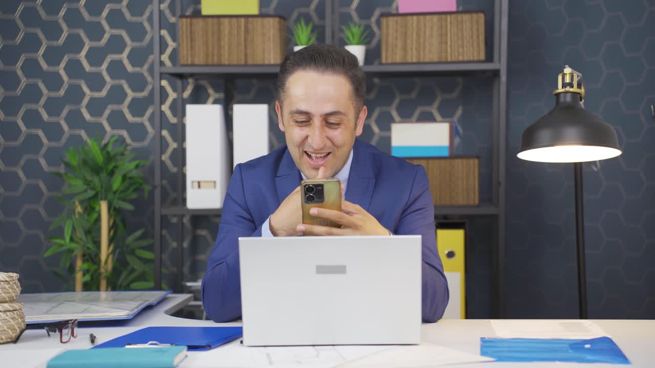 사업가가 휴대폰에서 모바일 애플리케이션을 좋아합니다.