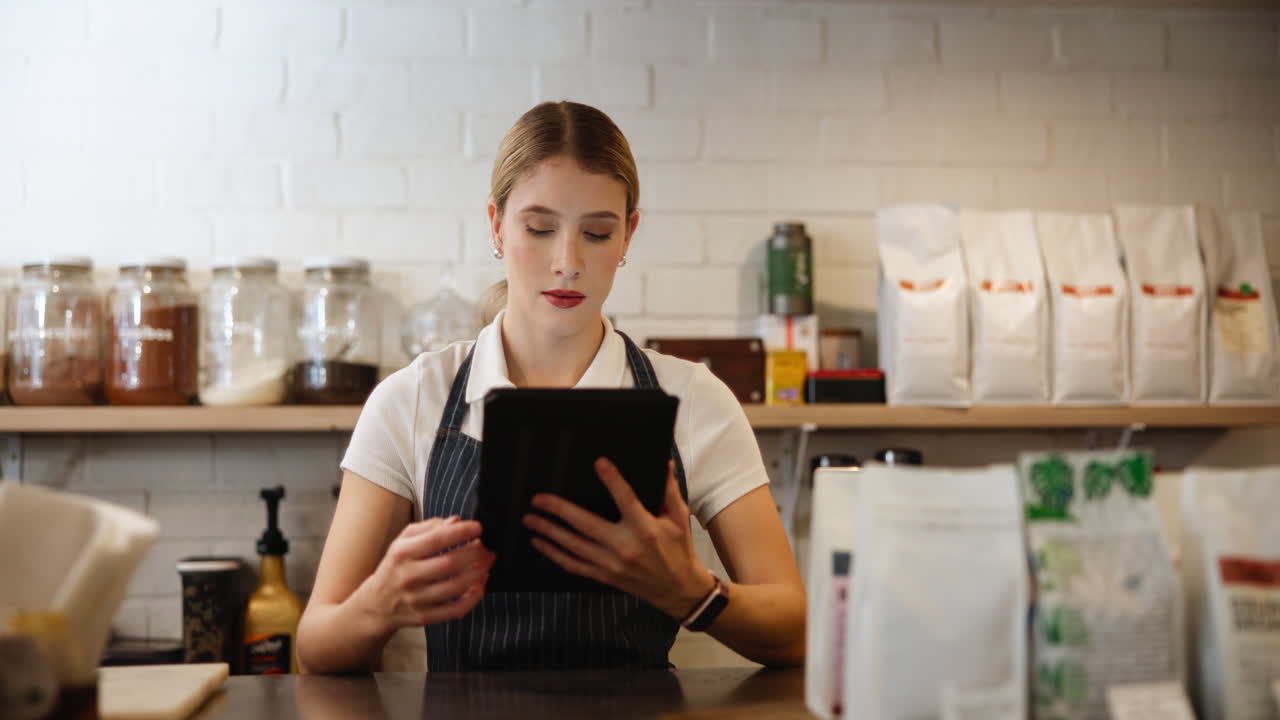 mujer usando una tableta en una cafetería