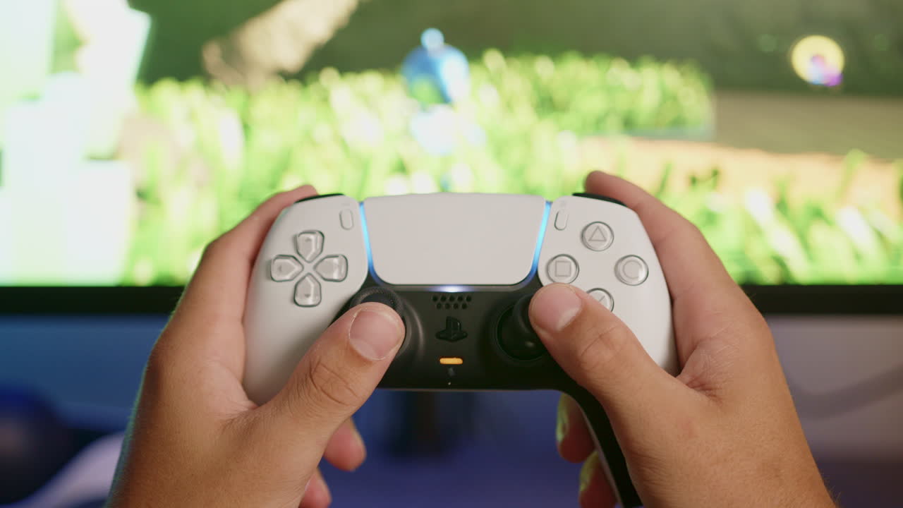 niño recogiendo su controlador ps5 para comenzar a jugar en su playstation 5 en una habitación con led rgb por la noche, punto de vista cerrado