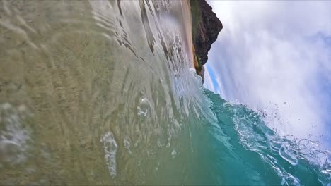 Olas-Del-Océano-Rompiendo-La-Costa-Rompiendo-En-La-Playa-De-Arena-En-Hawaii,-Vertical