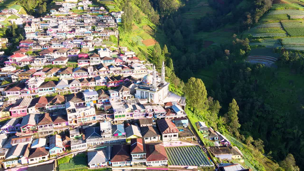 Vista aerea di una moschea con due torri in mezzo alle case del villaggio - Moschea Baituttaqwa, Nepal Van Java, pendio del Monte Sumbing, Indonesia