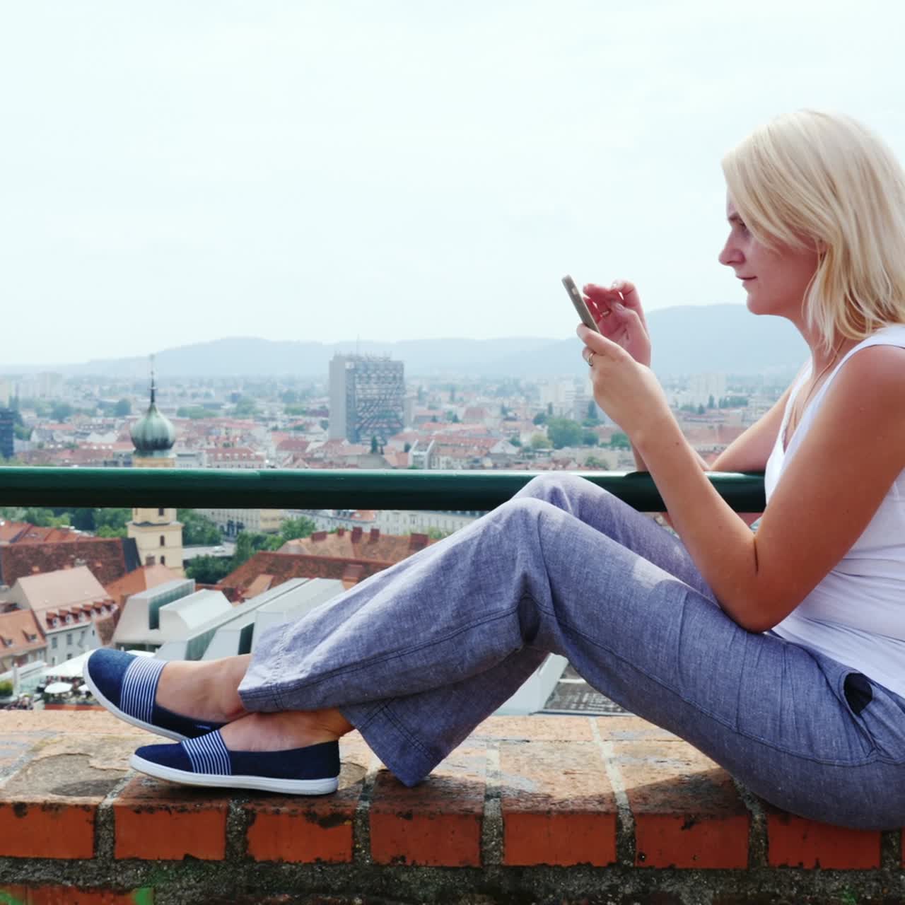 mujer joven con un teléfono inteligente y auriculares 1