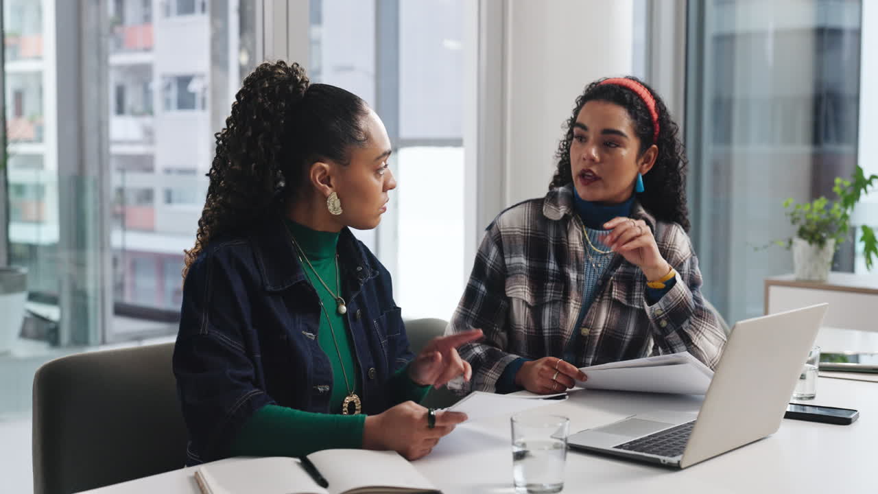 Due donne d'affari che collaborano in un ufficio moderno