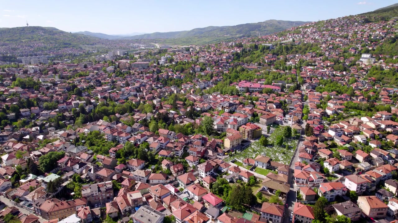 Bosna-Hersek'in Saraybosna şehrinin mahalleleri, engebeli tepeler boyunca uzanan yoğun kentsel dokuyu bir drone çekimiyle gözler önüne seriyor.